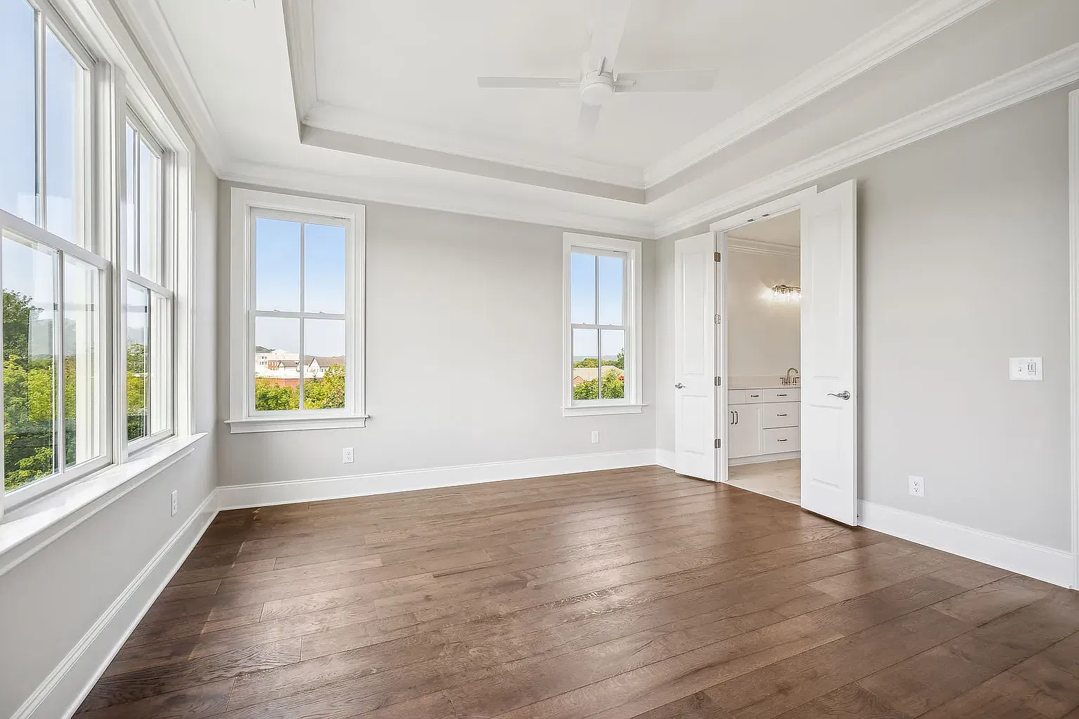 3 bed, 2358 sqft, $5,200 — Photo 4