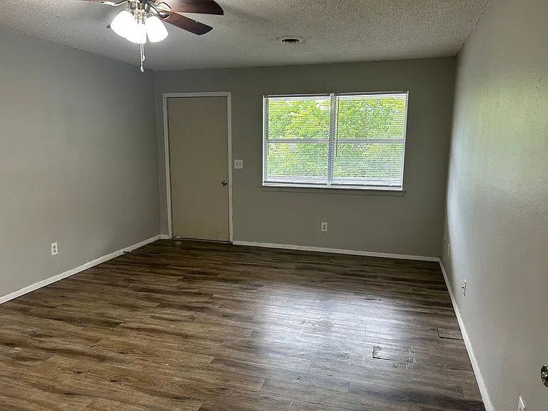 1602-1605 Juniper Cir — Photo 2