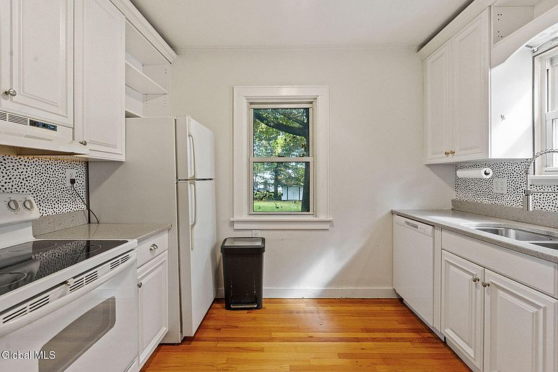 4th image of 22 Sanders Avenue