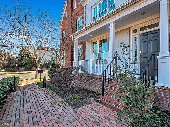 4th image of 957 Powhatan St