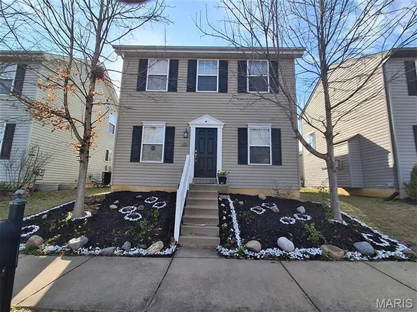 907 Carpathian Dr, Lake Saint Louis, MO 63367