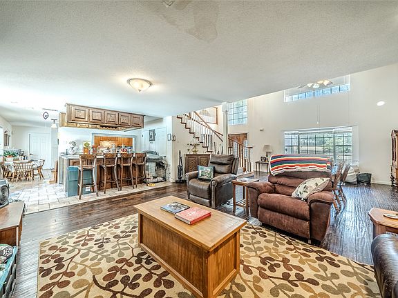 3rd image of 1202 Driftwood Dr