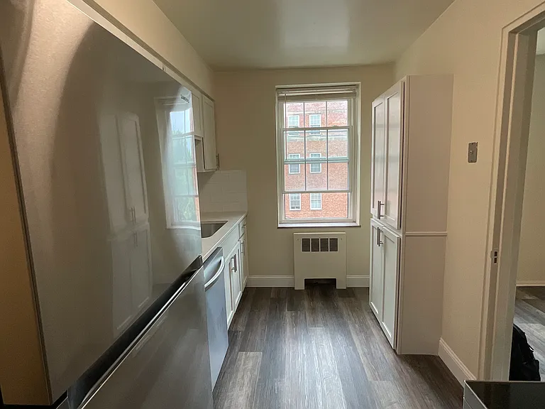 Country Club Apartments — Photo 23