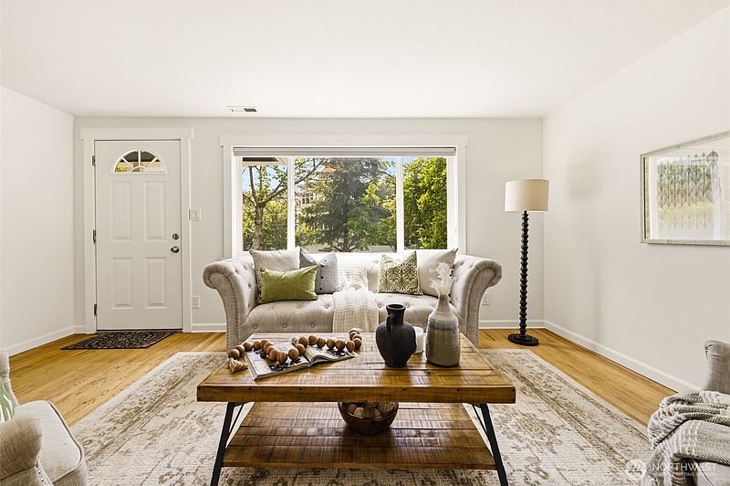 4th image of 2722 NE Blakeley Street