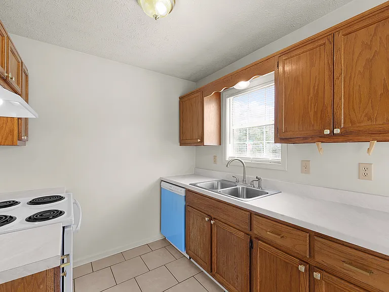 37 Manchester Bay — Photo 10