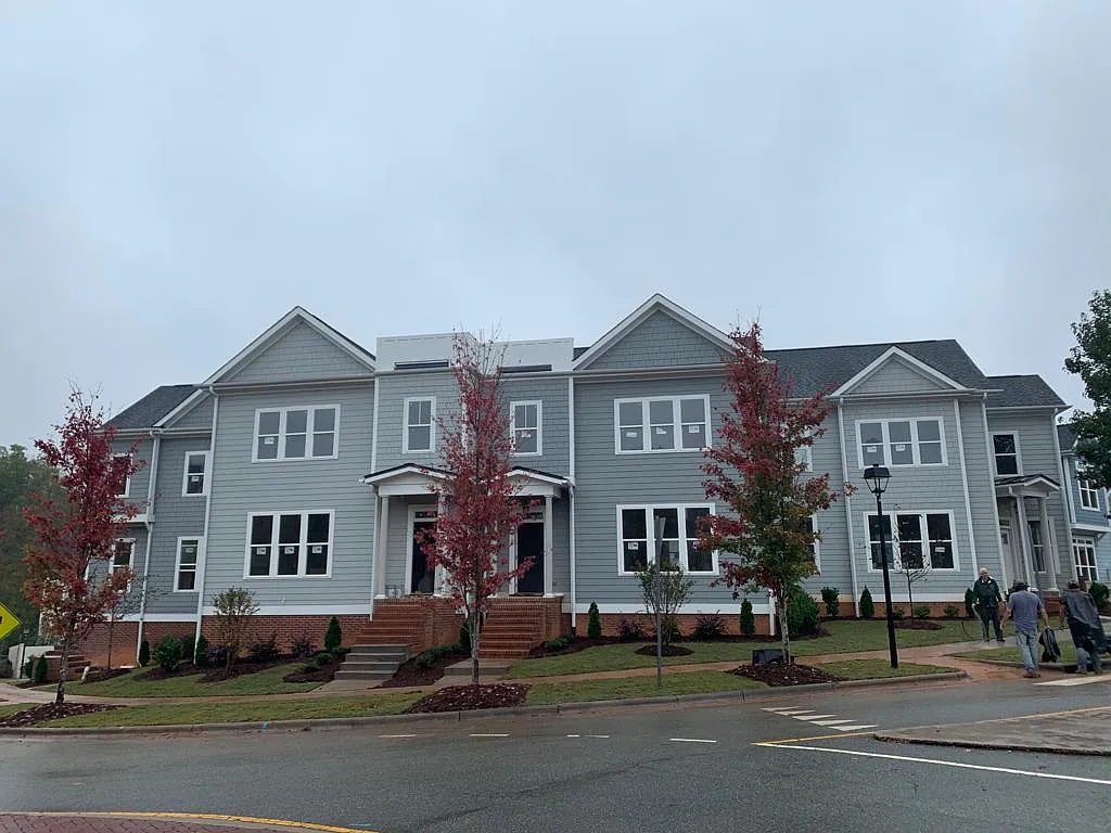 4 bed, 3.5 bath, 2900 sqft, $2,745 — Photo 2