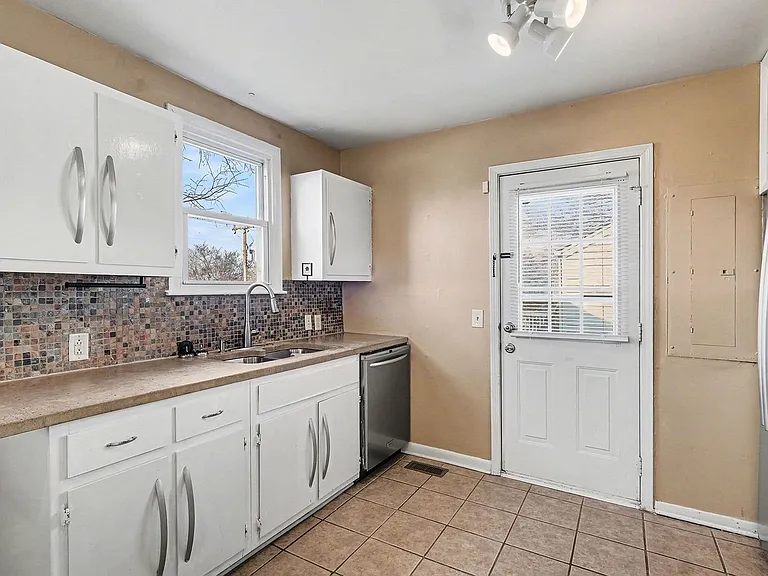 302 Sentinel Dr — Photo 8