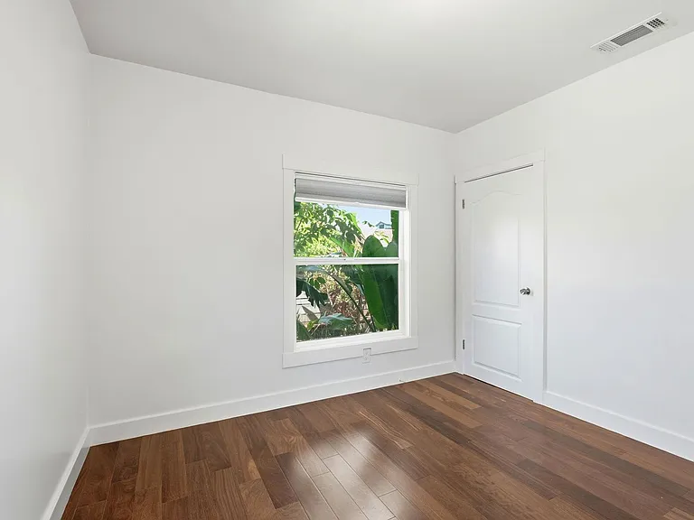 954 Cedar St — Photo 12