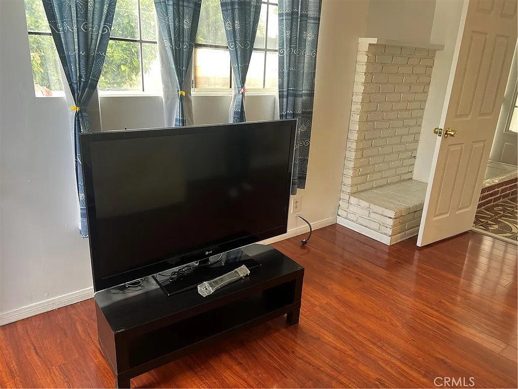 2 bed, 650 sqft, $1,900 — Photo 3