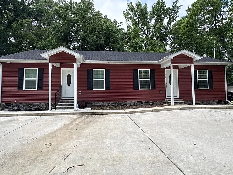 428 W Waggoner St — Photo 2