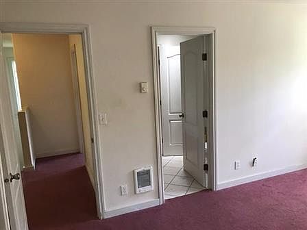 4th image of 910 Hassalo Ave SE