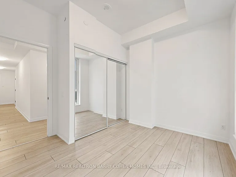 400 King St W #823 — Photo 27