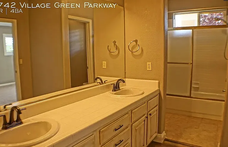 4742 Village Green Pkwy — Photo 34