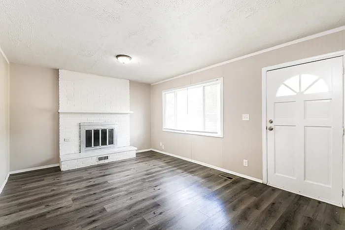 3 bed, 1.0 bath, 1225 sqft, $1,295 — Photo 2
