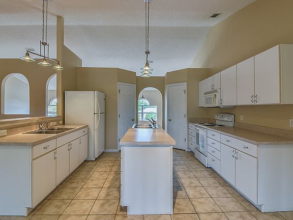 3rd image of 2050 Roseway Ave