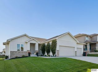 19005 Devonshire Dr, Gretna, NE 68028