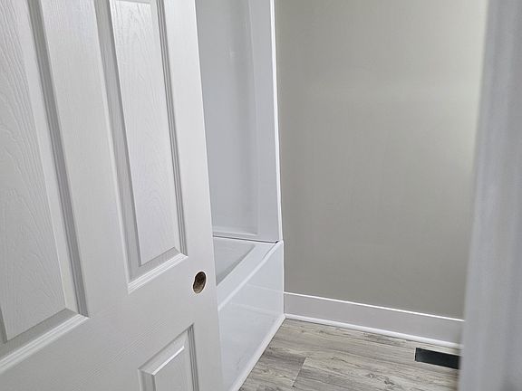 5th image of 548 Meadowlawn St