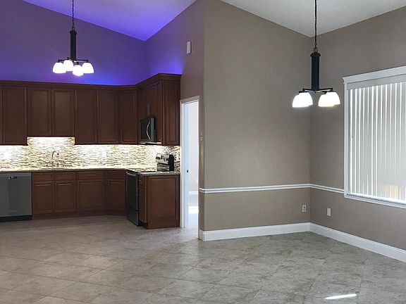 5th image of 16 Boxwood Ln