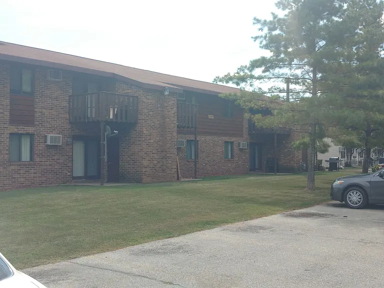 Cedar Creek Apartments-Oshkosh — Photo 3