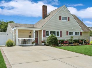 8 Wisteria Ln, Wantagh, NY 11793