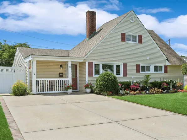 8 Wisteria Lane, Wantagh, NY 11793