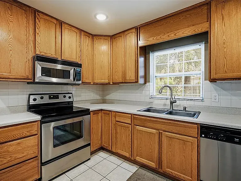 4 bed, 1584 sqft, $2,160 — Photo 2