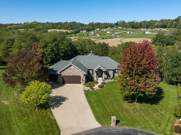 12756 Brentwood Ct, Peosta, IA 52068
