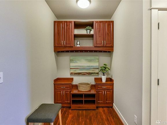 Nice lobby when you walk in to your home