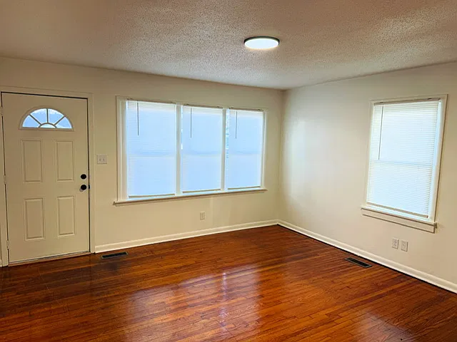 3 bed, 857 sqft, $1,075 — Photo 4