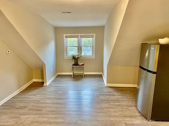 4th image of 302 N Nash St #B
