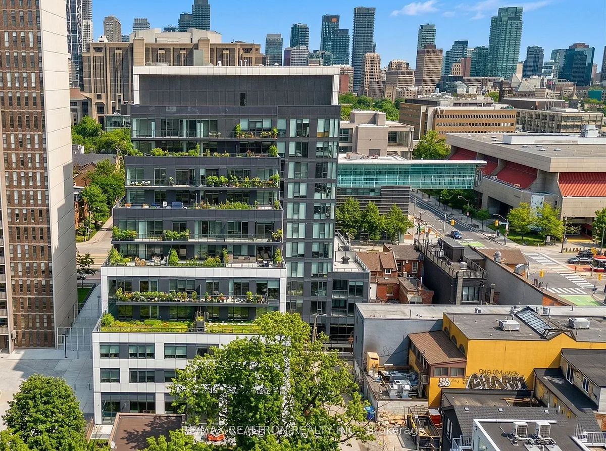 Building Photo - 664 Spadina Ave #404