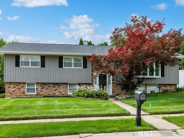 1319 Denniston Ave, Bettendorf, IA 52722