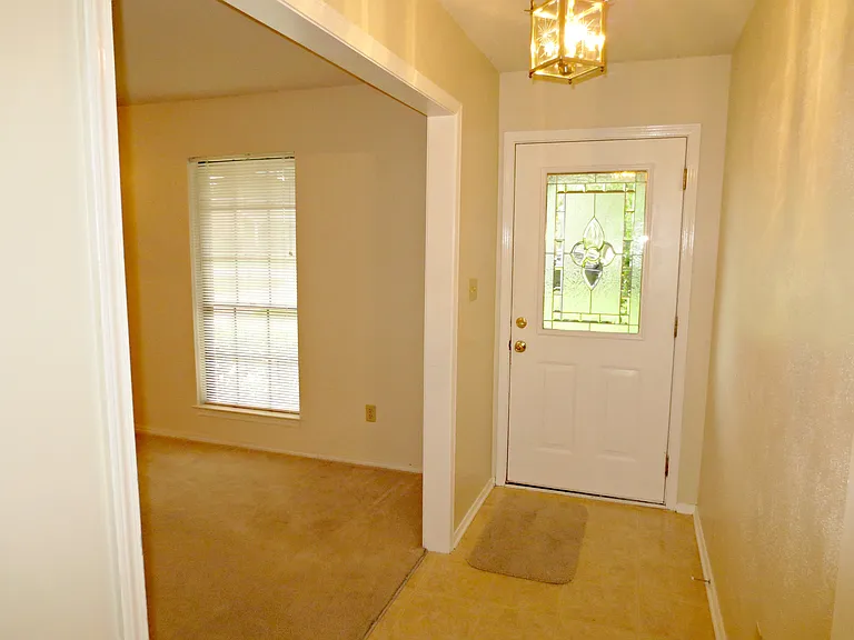 711 Southern Ct — Photo 3