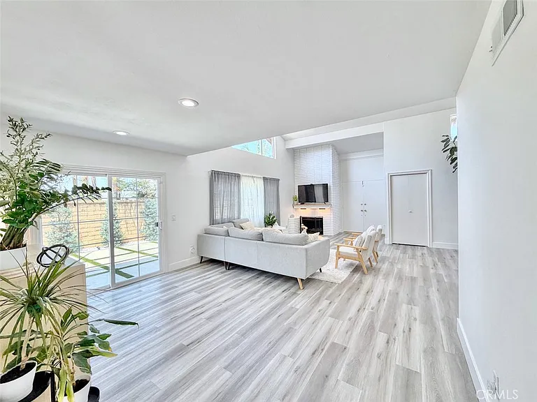 2134 N Pami Cir — Photo 9