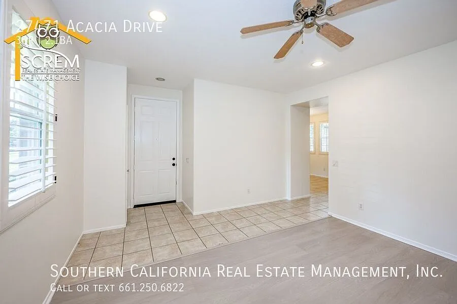 Three Bedroom Creekside Townhome in Valencia — Photo 3