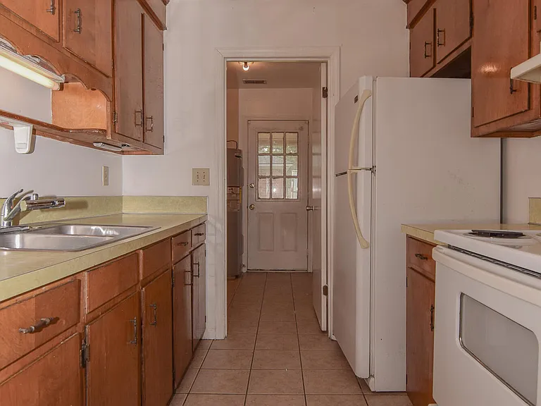 114 Ashwood Dr — Photo 2
