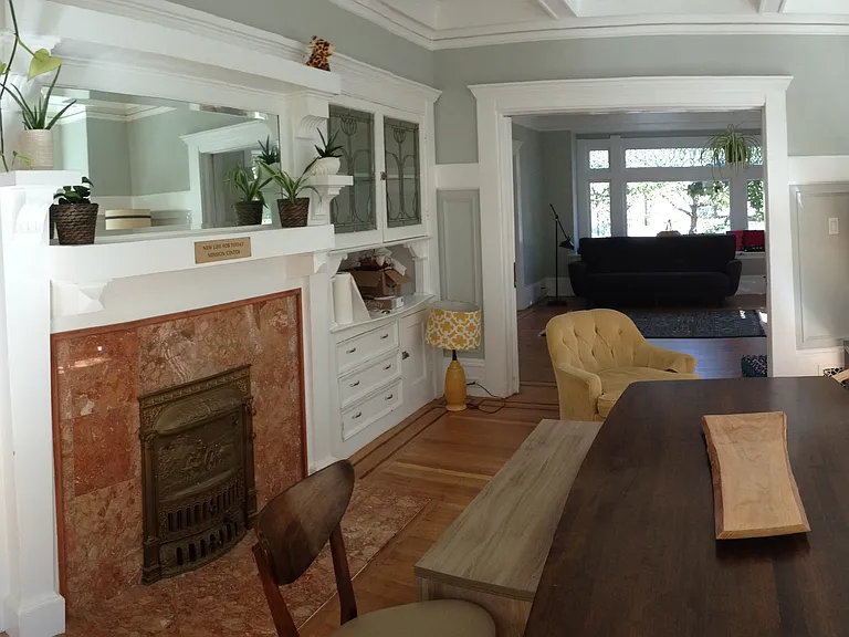 Dining room (view 1)