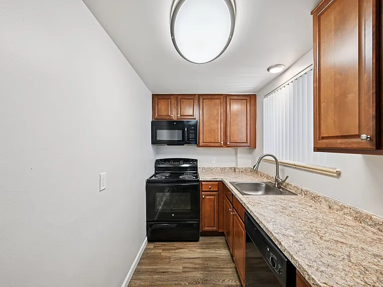 Dahlia Apartments — Photo 6
