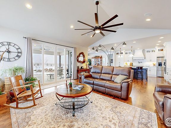 2nd image of 39660 Hilltop Cir