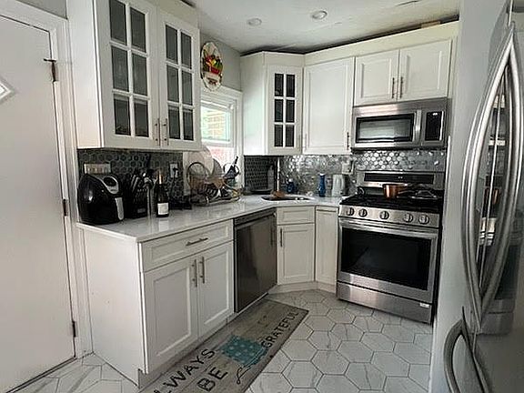 4th image of 1375 E 104th St