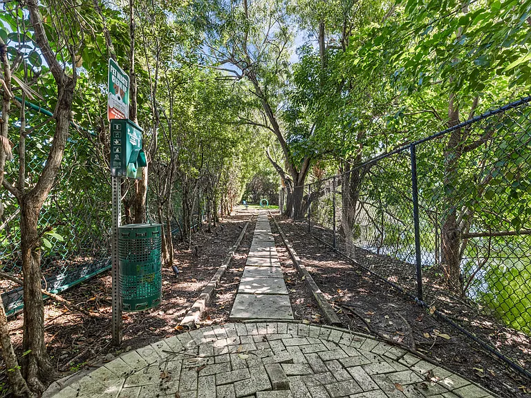 Bell Kendall West — Photo 42