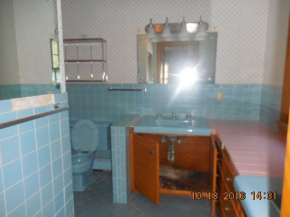 4th image of 700 N Lois Pl