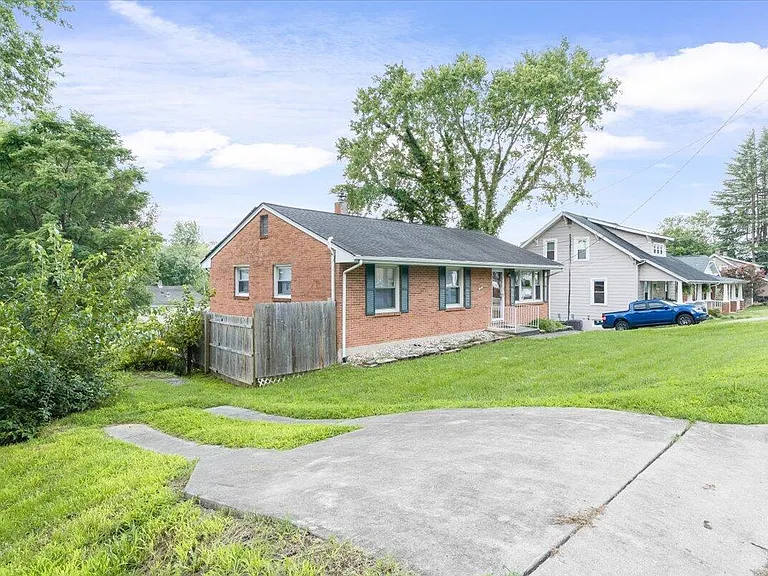 2313 King St NE — Photo 10