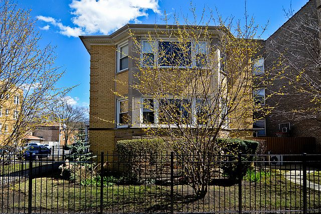 1st image of 2725 W Glenlake Ave