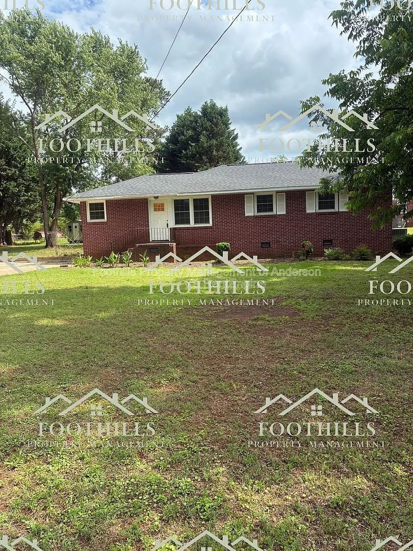 3 bed, 1.0 bath, $1,395 — Photo 1