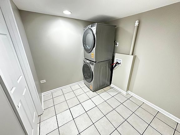 4th image of 5048 W Wrightwood Ave #2