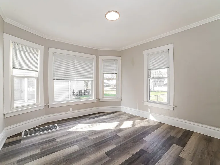 1346873_019_living_room_13624583.jpg