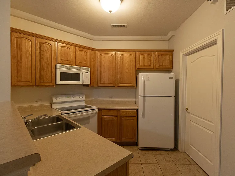 1005 Club Village Dr — Photo 4
