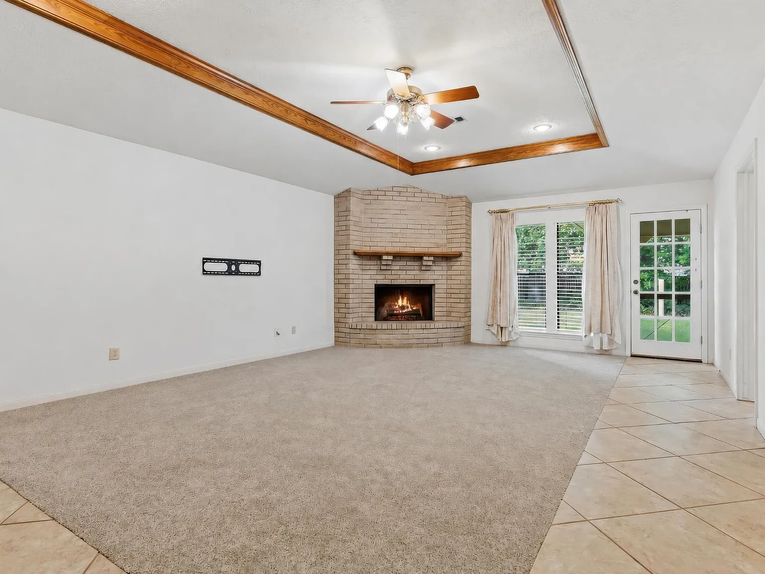 4 bed, 3.0 bath, 2375 sqft, $2,300 — Photo 2