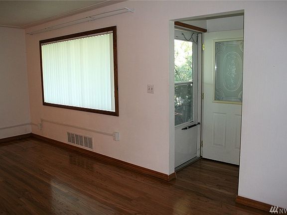 3rd image of 826 S Evergreen Dr
